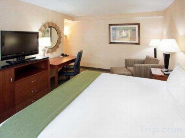 Holiday Inn Express Baltimore At The Stadiums image 10